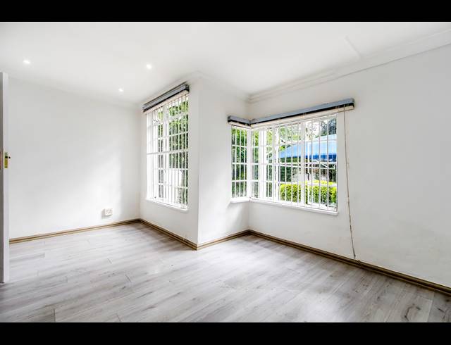 M² OFFICE TO LET IN THE GARDENS
